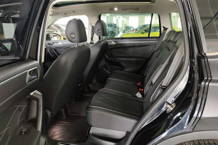 Used Volkswagen Tiguan L 2023 Restyled 330TSI Automatic Two-Wheel Drive R-Line Enhanced Comfort Version Left Rear Seat