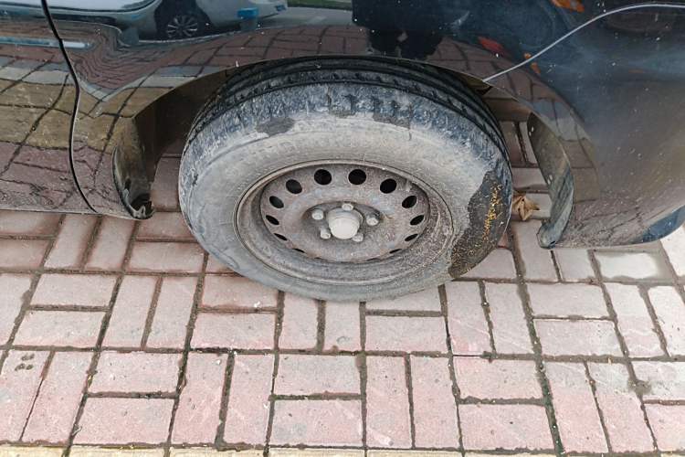 Used FORTHING Lingzhi 2020 M5L 2.0L Base Model 7 Seats Right Front Wheel Hub