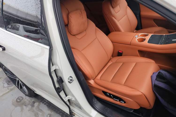 Used Hima AITO M5 2025 Extended-Range Ultra All-Wheel-Drive Version Right Front Seat