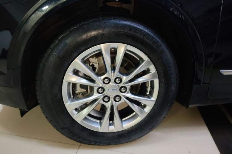 Used Cadillac XT5 2022 2.0T Two-Wheel Drive Luxury Version Left Front Wheel Hub