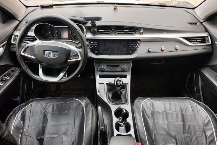 Used Geely Auto Vision S1 2019 Upgraded Model 1.5L Manual Elite Version Center Console
