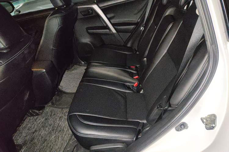 Used Toyota RAV4 2016 2.0L CVT Two-Wheel Drive Fashion Edition China V Standard Left Rear Seat