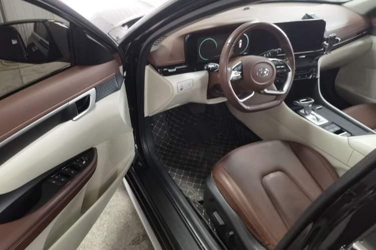 Used Hyundai Mistra 2021 1.8L CVT LUX Premium Edition
