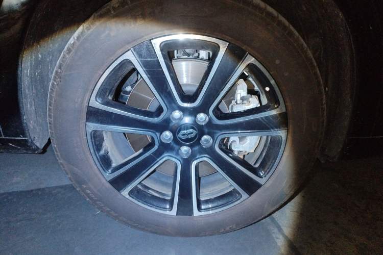 Used Hima AITO M7 2024 1.5T Intelligent Drive Rear-Drive Ultra Version 5 Seats Right Front Wheel Hub