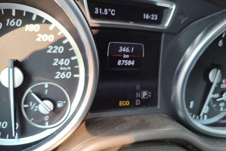 Used Mercedes-Benz M-Class 2014 ML 320 4MATIC Odometer Close Up