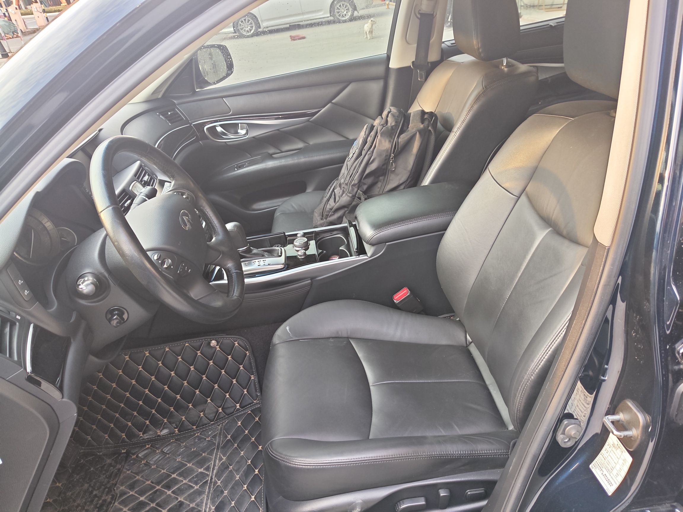 Переднее сиденье в автомобиле