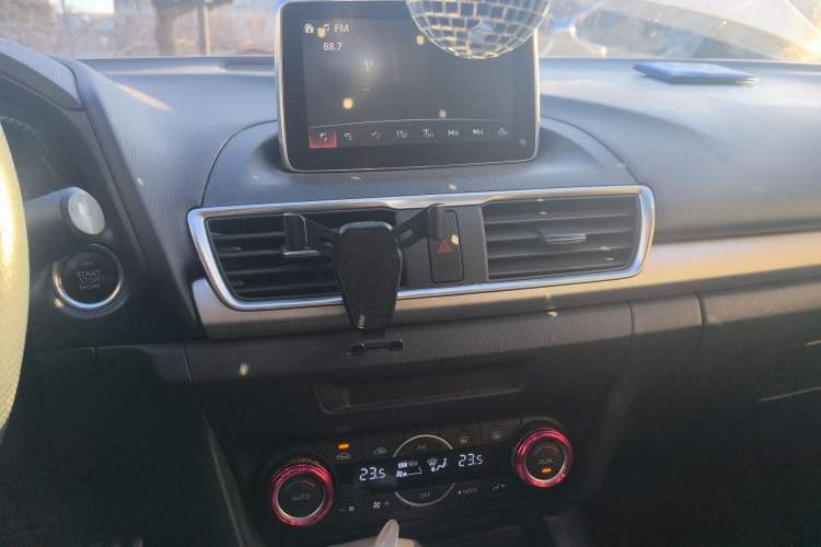 Used Mazda 3 Axela 2014 Sedan 1.5L Automatic Luxury Model
