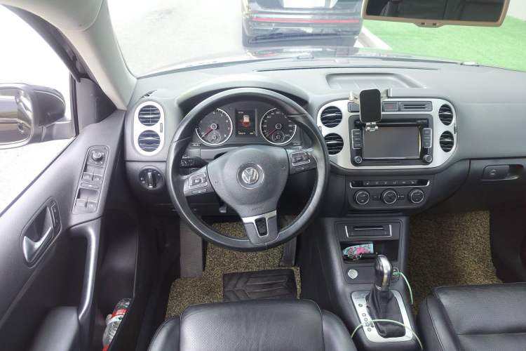 Used Volkswagen Tiguan 2015 2.0 TSI Automatic All-Wheel Drive Luxury Edition Steering Wheel