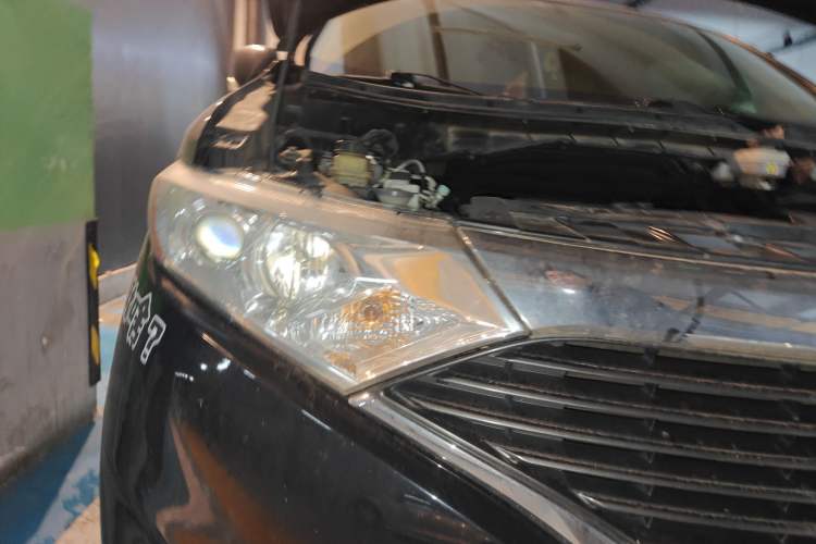 Used Nissan Quest 2015 3.5L SL Right Front Headlight