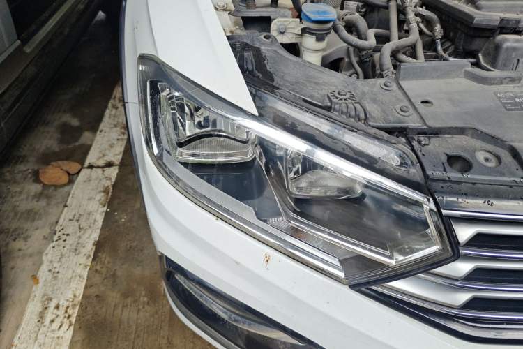 Used Volkswagen C-TREK 2017 230TSI DSG Comfort Version Right Front Headlight