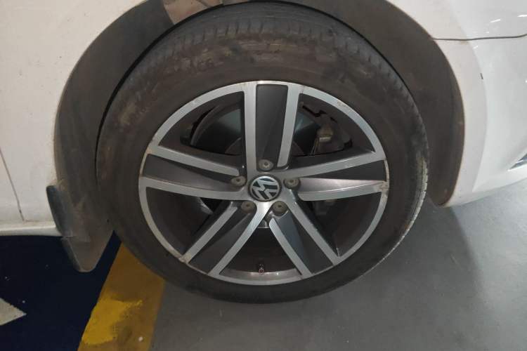 Used Volkswagen FAW-Volkswagen CC 2013 2.0 TSI Luxury Model Right Front Wheel Hub