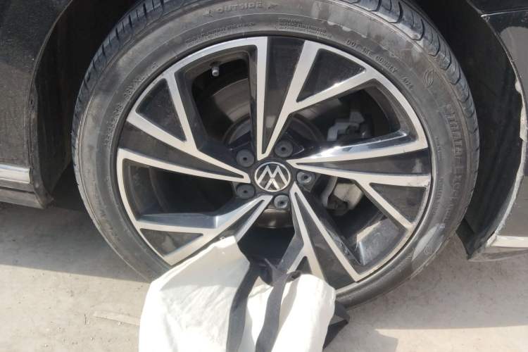 Used Volkswagen Magotan 2020 330TSI DSG Luxury Edition Right Front Wheel Hub