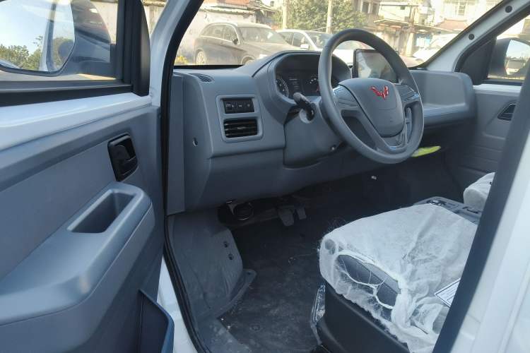 Used Wuling Yangguang 2024 300KM Comfort Version Passenger Van 75kW