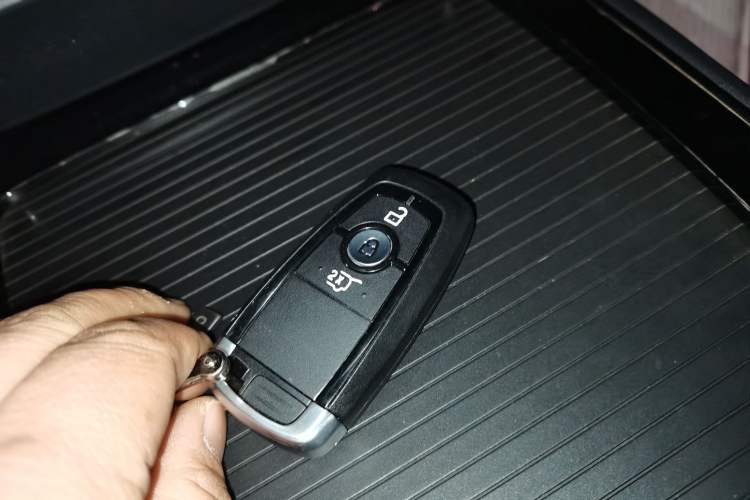 Used Ford Edge 2021 PLUS EcoBoost 245 Two-Wheel-Drive Titanium 7-Seater Vehicle Key