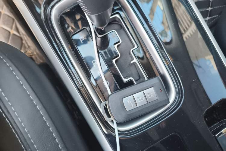 Used Mitsubishi Outlander 2019 2.4L 4x4 Zhi Xiang Edition 7 Seats China VI Standard Vehicle Key