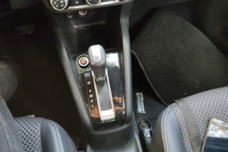 Used Nissan Kicks 2017 1.5L CVT Smart Drive Edition Gear Lever