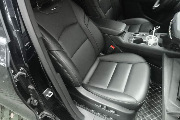 Used Cadillac XT4 2021 28T Two-Wheel Drive Luxury Version Right Front Seat