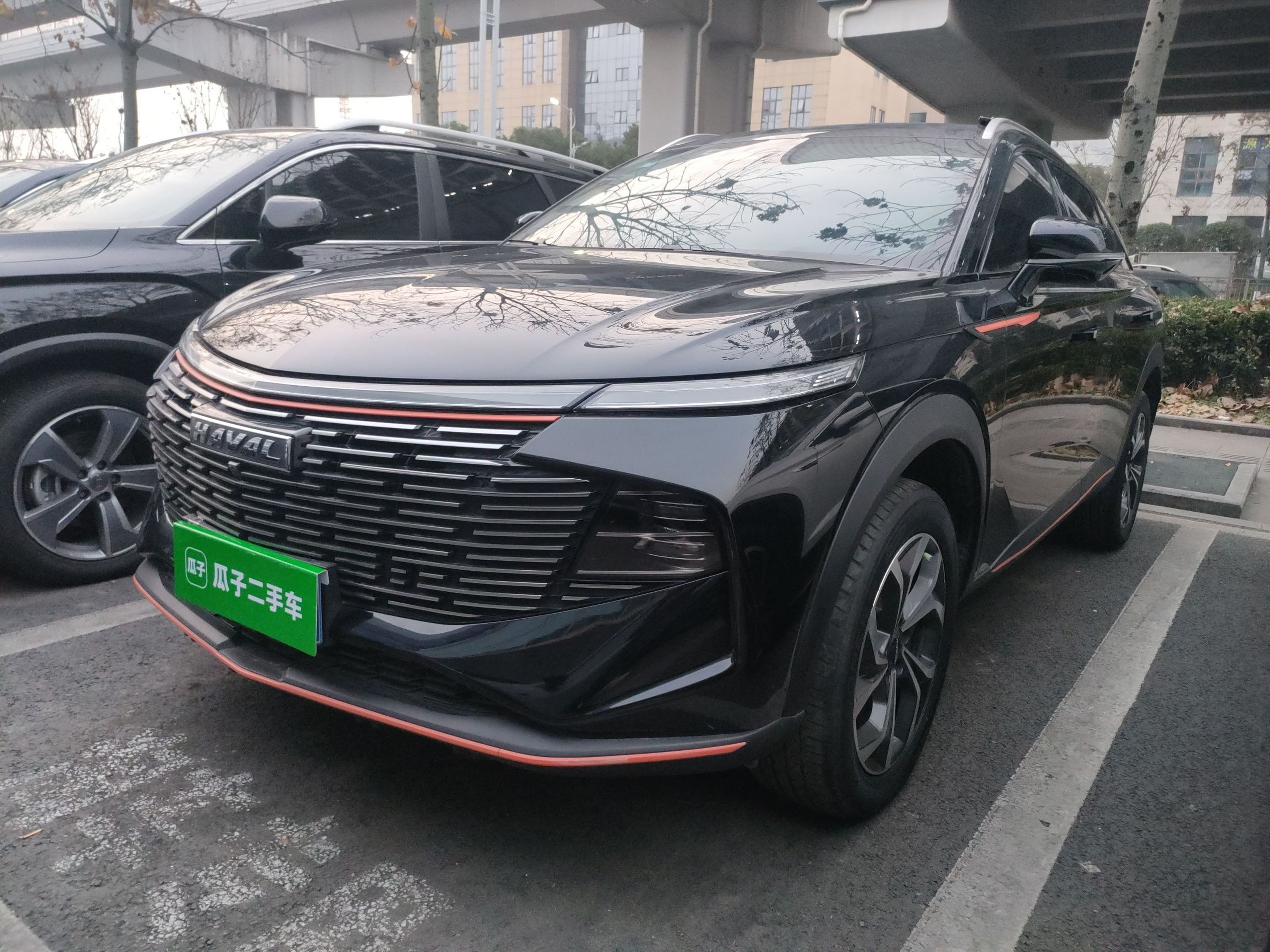 Под передней частью автомобиля