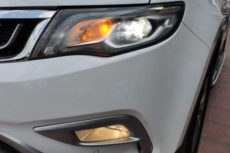 Used Geely Auto Emgrand X7 Sport 2016 1.8TD Automatic All-Wheel-Drive ZhiZun Edition Left Front Headlight