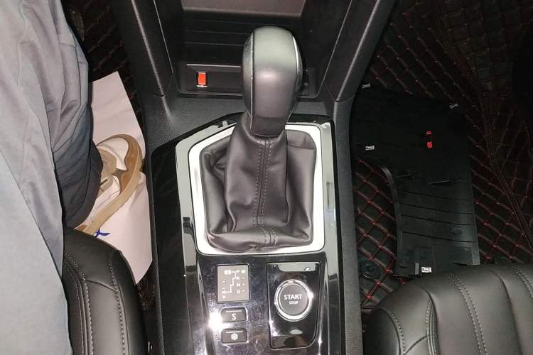 Used Peugeot 408 2022 1.6T Light-Chasing Edition Gear Lever