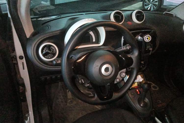 Used smart fortwo 2015 1.0L 52 kW hardtop Dynamic version
