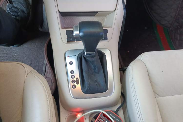 Used Volkswagen Tiguan 2010 2.0 TSI Automatic All-Wheel Drive Flagship Edition Gear Lever