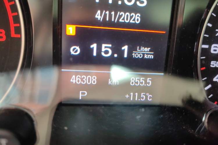 Used Audi Q5 2015 40 TFSI Comfort Model Odometer Close Up