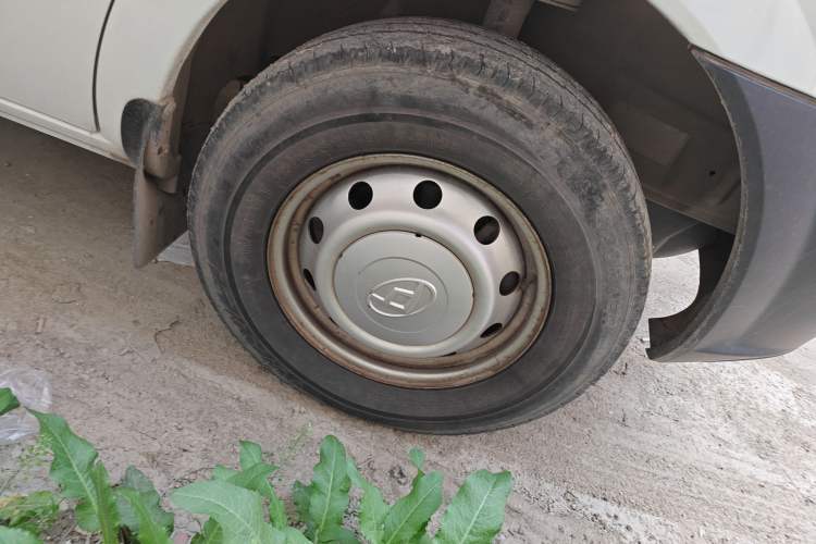 Used SAIC MAXUS Xintu V80  Right Front Wheel Hub