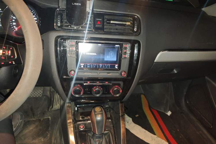 Used Volkswagen Sagitar 2018 1.6L Automatic Comfort Model Audio And AC Panel