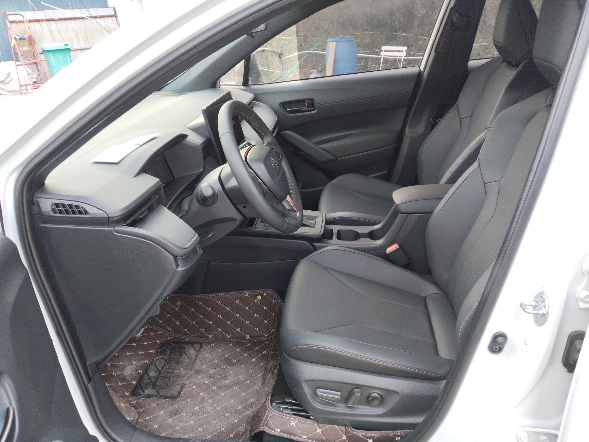 المقاعد الأمامية داخل السيارة