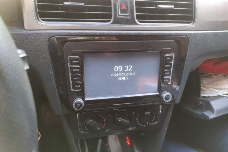 Used Volkswagen Santana 2015 1.6L Automatic Comfort Edition Audio And AC Panel