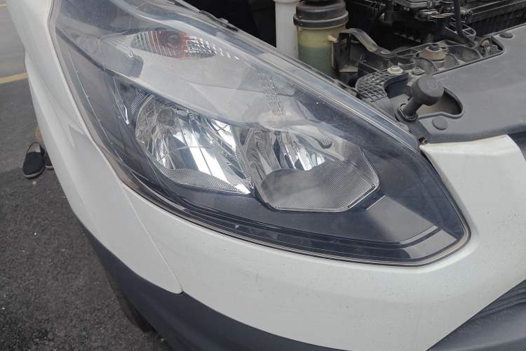 Used Ford Transit 2020 2.0T Diesel Multi-Function Commercial Vehicle Mid-Chassis Low-Roof Design with Dual Rear Doors Meeting China VI Emission Standards