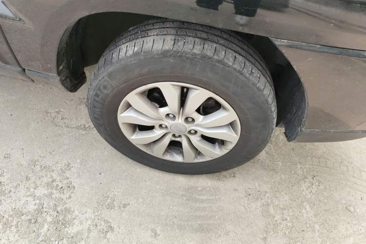 Used Kia Sportage 2013 2.0L Manual Two-Wheel Drive GL Trim Right Front Wheel Hub