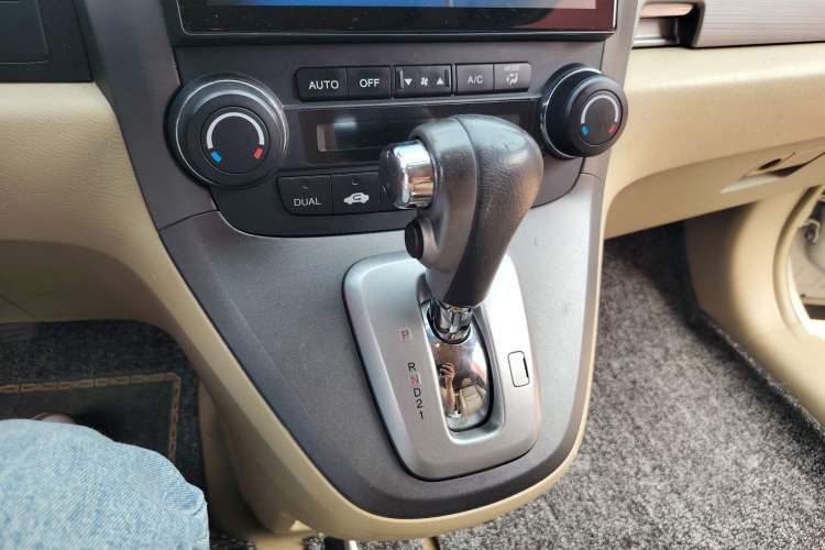 Used Honda CR-V 2010 2.4L automatic four-wheel drive luxury version Gear Lever