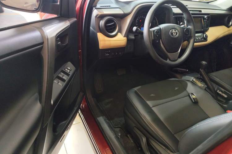 Used Toyota RAV4 2016 2.0L CVT Two-Wheel Drive Fashion Edition China V Standard
