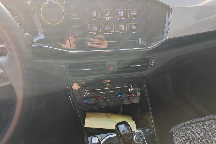 Used Volkswagen Tayron 2020 280TSI Two-Wheel Drive Luxury Connect Edition Audio And AC Panel