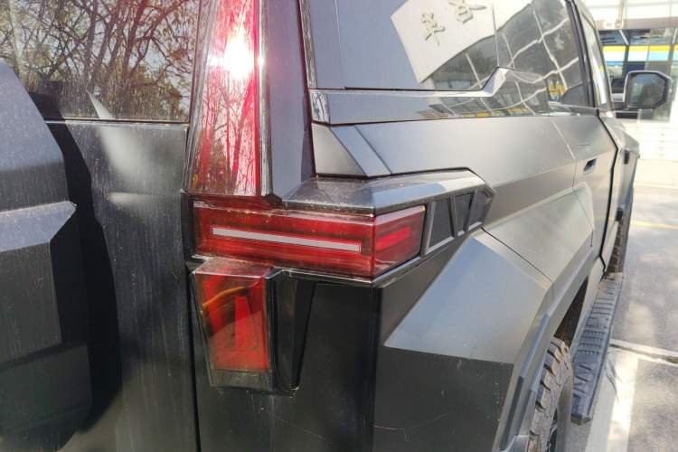 Used Brave warrior 917 2023 Range-Extended Base Model Right Rear Taillight