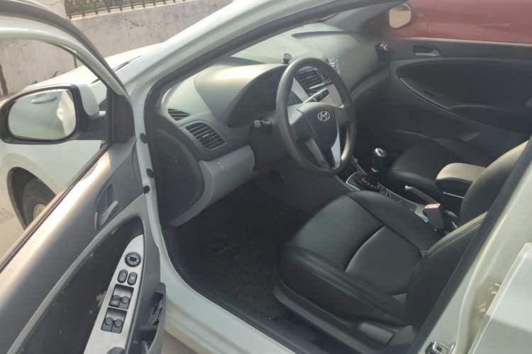 Used Hyundai Verna (older generation) 2014 1.4L Manual Smart GLS Trim
