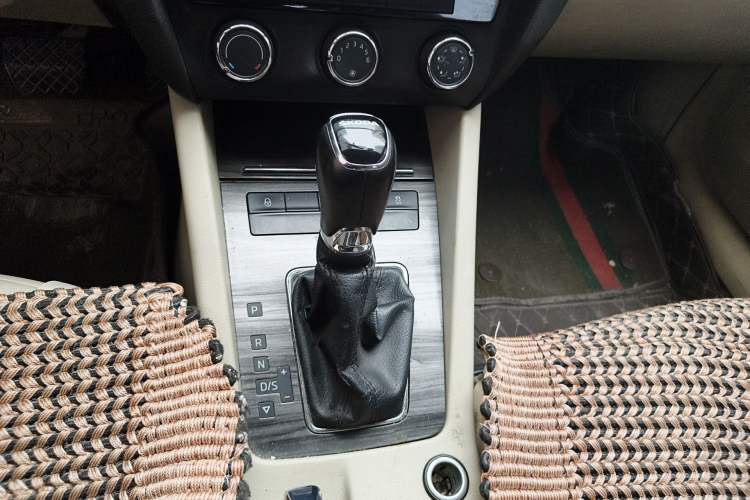 Used Skoda Octavia 2015 1.6L Automatic Yijun Edition Gear Lever