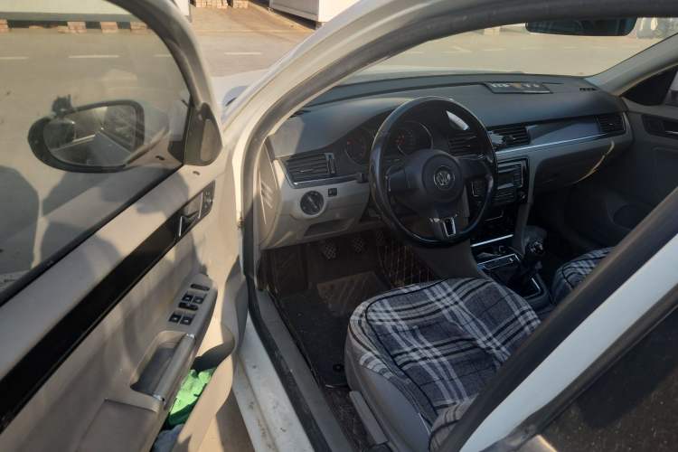 Used Volkswagen Bora 2014 1.6L Manual Fashion Edition Interior 3