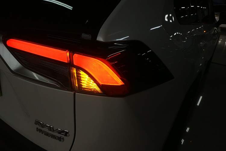 Used Toyota RAV4 2020 Dual-Motor 2.5L E-CVT Four-Wheel Drive Flagship Edition Right Rear Taillight