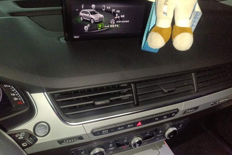 Used Audi Q7 2018 45 TFSI Technology Edition Audio And AC Panel