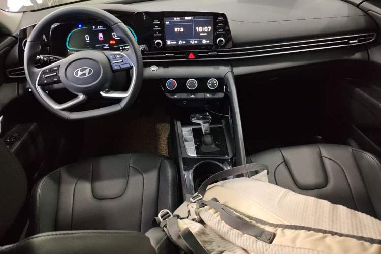 Used Hyundai Elantra 2023 1.5L CVT GLX Elite Edition Center Console