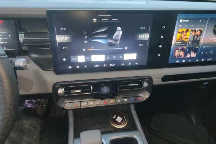 Used BAIC Off-Road BJ40 Electric Drive 2025 Advanced Edition Audio And AC Panel