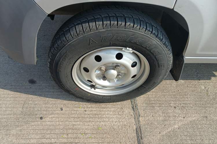 Used Wuling Zhiguang Small Truck 2020 1.2L Single Cab Left Front Wheel Hub