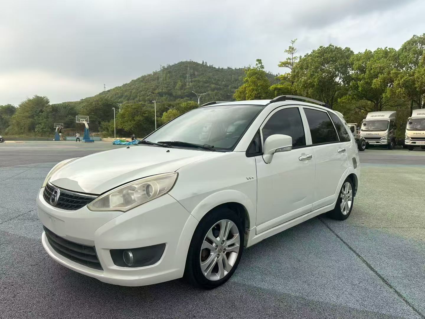 تحت مقدمة السيارة