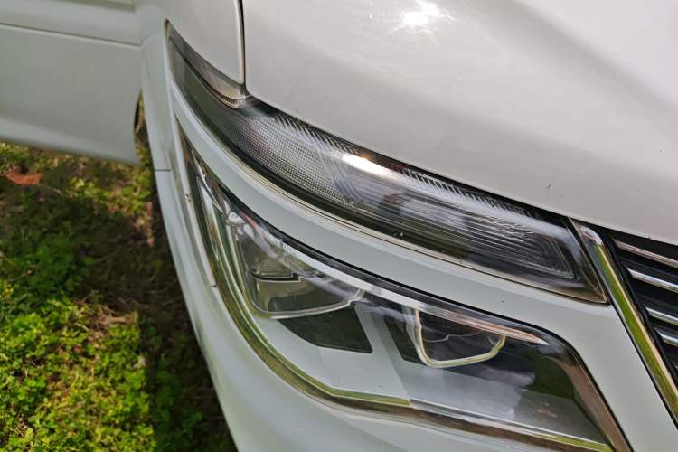 Used FORTHING Lingzhi 2018 M5L 1.6L 7-Seater Luxury Model Right Front Headlight