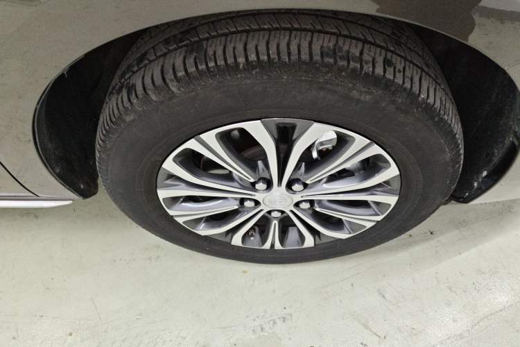 Used Buick GL8 2023 Facelifted Land Cruiser Executive Luxury Version Right Front Wheel Hub