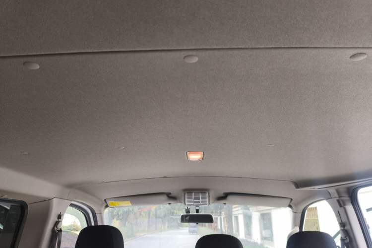 Used SAIC MAXUS Xintu V80 2021 2.0T AMT Classic Aoyuntong Short Wheelbase Ultra-Low Roof 5/6-Seater
