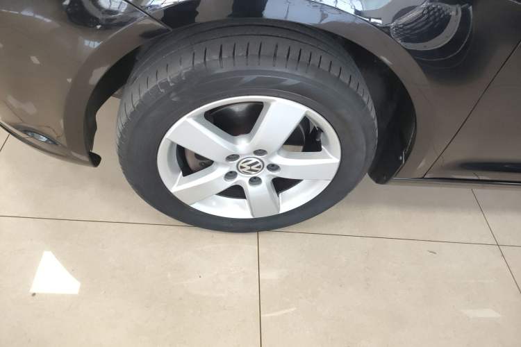 Used Volkswagen Touran 2013 1.4T Manual Fashion Edition 5 Seats Left Front Wheel Hub